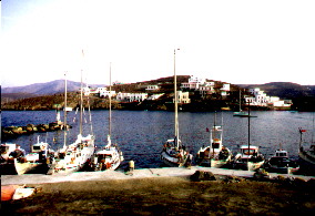 Der kleine Hafen von Loutra